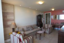 Large, well-lit and comfortable living room. Equipped with sofa, TV and dining table.